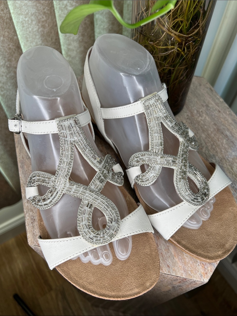 Dansko’s White Beaded T-Strap Women’s Sandals like new S-39